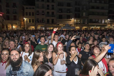 Doctor Deseo abarrotó la plaza de los Fueros en el concierto de la noche del martes; y el miércoles fue el turno de la recepción por parte del Ayuntamiento de los alcaldes de la merindad de Estella, y de la comida solidaria