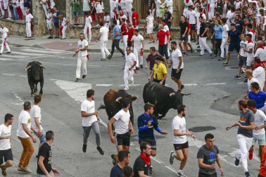 Doctor Deseo abarrotó la plaza de los Fueros en el concierto de la noche del martes; y el miércoles fue el turno de la recepción por parte del Ayuntamiento de los alcaldes de la merindad de Estella, y de la comida solidaria