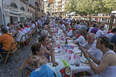 Doctor Deseo abarrotó la plaza de los Fueros en el concierto de la noche del martes; y el miércoles fue el turno de la recepción por parte del Ayuntamiento de los alcaldes de la merindad de Estella, y de la comida solidaria