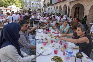 Doctor Deseo abarrotó la plaza de los Fueros en el concierto de la noche del martes; y el miércoles fue el turno de la recepción por parte del Ayuntamiento de los alcaldes de la merindad de Estella, y de la comida solidaria
