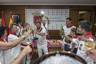 Doctor Deseo abarrotó la plaza de los Fueros en el concierto de la noche del martes; y el miércoles fue el turno de la recepción por parte del Ayuntamiento de los alcaldes de la merindad de Estella, y de la comida solidaria