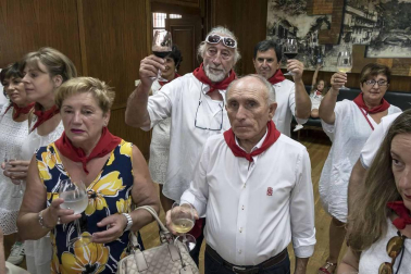 Doctor Deseo abarrotó la plaza de los Fueros en el concierto de la noche del martes; y el miércoles fue el turno de la recepción por parte del Ayuntamiento de los alcaldes de la merindad de Estella, y de la comida solidaria