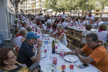 Doctor Deseo abarrotó la plaza de los Fueros en el concierto de la noche del martes; y el miércoles fue el turno de la recepción por parte del Ayuntamiento de los alcaldes de la merindad de Estella, y de la comida solidaria