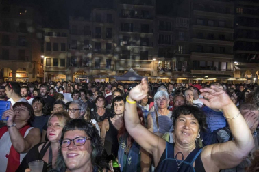 Doctor Deseo abarrotó la plaza de los Fueros en el concierto de la noche del martes; y el miércoles fue el turno de la recepción por parte del Ayuntamiento de los alcaldes de la merindad de Estella, y de la comida solidaria
