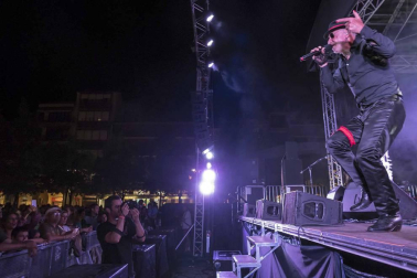 Doctor Deseo abarrotó la plaza de los Fueros en el concierto de la noche del martes; y el miércoles fue el turno de la recepción por parte del Ayuntamiento de los alcaldes de la merindad de Estella, y de la comida solidaria