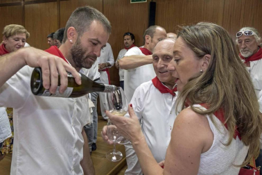 Doctor Deseo abarrotó la plaza de los Fueros en el concierto de la noche del martes; y el miércoles fue el turno de la recepción por parte del Ayuntamiento de los alcaldes de la merindad de Estella, y de la comida solidaria