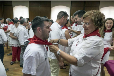 Doctor Deseo abarrotó la plaza de los Fueros en el concierto de la noche del martes; y el miércoles fue el turno de la recepción por parte del Ayuntamiento de los alcaldes de la merindad de Estella, y de la comida solidaria