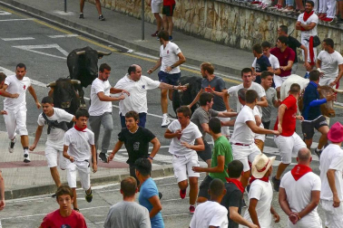 Doctor Deseo abarrotó la plaza de los Fueros en el concierto de la noche del martes; y el miércoles fue el turno de la recepción por parte del Ayuntamiento de los alcaldes de la merindad de Estella, y de la comida solidaria