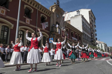 Estella ha arrancado este viernes, Viernes de Gigantes, sus fiestas patronales. Los actos festivos en la ciudad del Ega se prolongarán durante siete días.