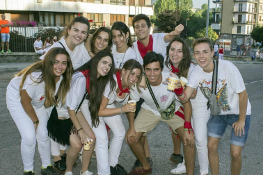 Como cada viernes previo al primer domingo de agosto, el cohete de Estella se prendió en la casa consistorial para dar comienzo a una semana de fiestas en honor de sus patronos San Andrés y la Virgen del Puy. La ciudad se convirtió en el epicentro de las fiestas 'navarricas' y sus calles se llenaron de festejos, música y diversión.