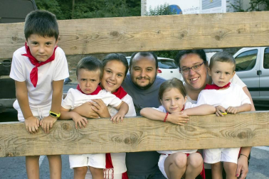 Como cada viernes previo al primer domingo de agosto, el cohete de Estella se prendió en la casa consistorial para dar comienzo a una semana de fiestas en honor de sus patronos San Andrés y la Virgen del Puy. La ciudad se convirtió en el epicentro de las fiestas 'navarricas' y sus calles se llenaron de festejos, música y diversión.