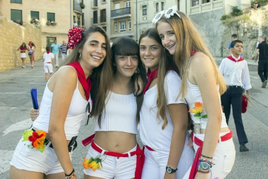 Como cada viernes previo al primer domingo de agosto, el cohete de Estella se prendió en la casa consistorial para dar comienzo a una semana de fiestas en honor de sus patronos San Andrés y la Virgen del Puy. La ciudad se convirtió en el epicentro de las fiestas 'navarricas' y sus calles se llenaron de festejos, música y diversión.