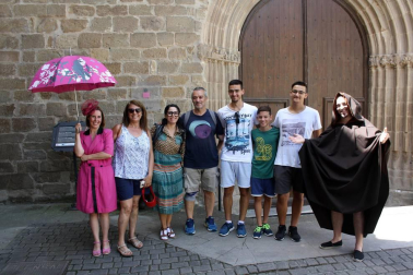 A través de las explicaciones de una guía, una médium cazafantasmas y un monje, los vecinos y visitantes de Sangüesa pudieron conocer el domingo las anécdotas de la ciudad y descubrir el rico patrimonio local de una manera diferente. La visita teatralizada que comenzó en la iglesia de Santa María no dejó a nadie indiferente.