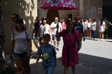 A través de las explicaciones de una guía, una médium cazafantasmas y un monje, los vecinos y visitantes de Sangüesa pudieron conocer el domingo las anécdotas de la ciudad y descubrir el rico patrimonio local de una manera diferente. La visita teatralizada que comenzó en la iglesia de Santa María no dejó a nadie indiferente.