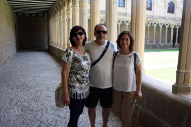 A través de las explicaciones de una guía, una médium cazafantasmas y un monje, los vecinos y visitantes de Sangüesa pudieron conocer el domingo las anécdotas de la ciudad y descubrir el rico patrimonio local de una manera diferente. La visita teatralizada que comenzó en la iglesia de Santa María no dejó a nadie indiferente.