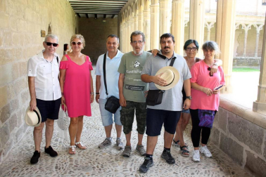 A través de las explicaciones de una guía, una médium cazafantasmas y un monje, los vecinos y visitantes de Sangüesa pudieron conocer el domingo las anécdotas de la ciudad y descubrir el rico patrimonio local de una manera diferente. La visita teatralizada que comenzó en la iglesia de Santa María no dejó a nadie indiferente.