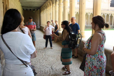 A través de las explicaciones de una guía, una médium cazafantasmas y un monje, los vecinos y visitantes de Sangüesa pudieron conocer el domingo las anécdotas de la ciudad y descubrir el rico patrimonio local de una manera diferente. La visita teatralizada que comenzó en la iglesia de Santa María no dejó a nadie indiferente.