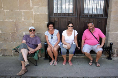 A través de las explicaciones de una guía, una médium cazafantasmas y un monje, los vecinos y visitantes de Sangüesa pudieron conocer el domingo las anécdotas de la ciudad y descubrir el rico patrimonio local de una manera diferente. La visita teatralizada que comenzó en la iglesia de Santa María no dejó a nadie indiferente.