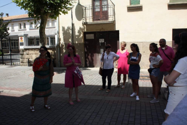A través de las explicaciones de una guía, una médium cazafantasmas y un monje, los vecinos y visitantes de Sangüesa pudieron conocer el domingo las anécdotas de la ciudad y descubrir el rico patrimonio local de una manera diferente. La visita teatralizada que comenzó en la iglesia de Santa María no dejó a nadie indiferente.