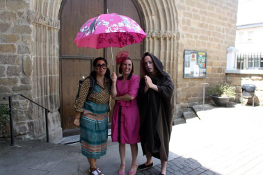 A través de las explicaciones de una guía, una médium cazafantasmas y un monje, los vecinos y visitantes de Sangüesa pudieron conocer el domingo las anécdotas de la ciudad y descubrir el rico patrimonio local de una manera diferente. La visita teatralizada que comenzó en la iglesia de Santa María no dejó a nadie indiferente.