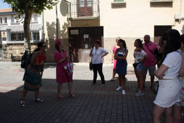A través de las explicaciones de una guía, una médium cazafantasmas y un monje, los vecinos y visitantes de Sangüesa pudieron conocer el domingo las anécdotas de la ciudad y descubrir el rico patrimonio local de una manera diferente. La visita teatralizada que comenzó en la iglesia de Santa María no dejó a nadie indiferente.