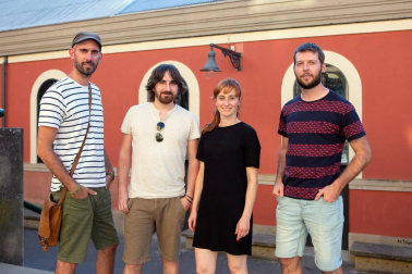 Los cuatro integrantes del grupo musical Last Infusion llegaron a Pamplona el pasado sábado para ofrecer un concierto en la Plaza de los Burgos como parte del ciclo de conciertos que Zentral está organizando durante los fines de semana de verano. En familia o con amigos, el público pamplonés se deleitó con la música soul de esta banda todavía emergente y disfrutó de una tarde de lo más animada.