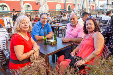 Los cuatro integrantes del grupo musical Last Infusion llegaron a Pamplona el pasado sábado para ofrecer un concierto en la Plaza de los Burgos como parte del ciclo de conciertos que Zentral está organizando durante los fines de semana de verano. En familia o con amigos, el público pamplonés se deleitó con la música soul de esta banda todavía emergente y disfrutó de una tarde de lo más animada.