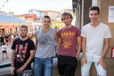 Los cuatro integrantes del grupo musical Last Infusion llegaron a Pamplona el pasado sábado para ofrecer un concierto en la Plaza de los Burgos como parte del ciclo de conciertos que Zentral está organizando durante los fines de semana de verano. En familia o con amigos, el público pamplonés se deleitó con la música soul de esta banda todavía emergente y disfrutó de una tarde de lo más animada.