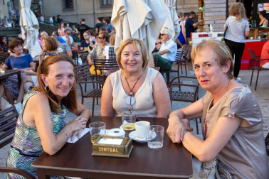 Los cuatro integrantes del grupo musical Last Infusion llegaron a Pamplona el pasado sábado para ofrecer un concierto en la Plaza de los Burgos como parte del ciclo de conciertos que Zentral está organizando durante los fines de semana de verano. En familia o con amigos, el público pamplonés se deleitó con la música soul de esta banda todavía emergente y disfrutó de una tarde de lo más animada.