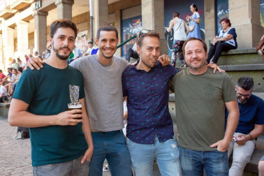 Los cuatro integrantes del grupo musical Last Infusion llegaron a Pamplona el pasado sábado para ofrecer un concierto en la Plaza de los Burgos como parte del ciclo de conciertos que Zentral está organizando durante los fines de semana de verano. En familia o con amigos, el público pamplonés se deleitó con la música soul de esta banda todavía emergente y disfrutó de una tarde de lo más animada.