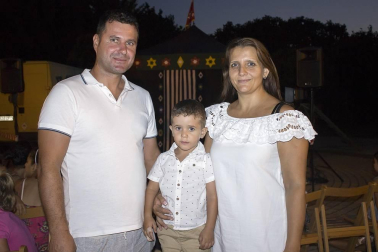 La localidad navarra de Allo disfrutó de una noche de espectáculos dedicados a los más peques de la casa. Dentro del programa 'Noches a la fresca' de verano, los payasos Kollins reunieron a su público en el Paseo de la Fuente e hicieron reír no solo a los niños sino a toda la familia. ¡Click! quiso vivir el encuentro.