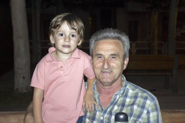 La localidad navarra de Allo disfrutó de una noche de espectáculos dedicados a los más peques de la casa. Dentro del programa 'Noches a la fresca' de verano, los payasos Kollins reunieron a su público en el Paseo de la Fuente e hicieron reír no solo a los niños sino a toda la familia. ¡Click! quiso vivir el encuentro.