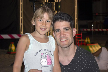 La localidad navarra de Allo disfrutó de una noche de espectáculos dedicados a los más peques de la casa. Dentro del programa 'Noches a la fresca' de verano, los payasos Kollins reunieron a su público en el Paseo de la Fuente e hicieron reír no solo a los niños sino a toda la familia. ¡Click! quiso vivir el encuentro.