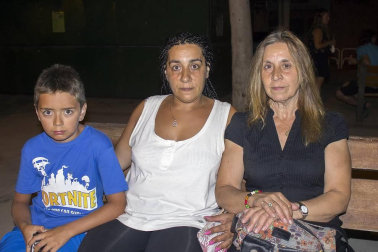La localidad navarra de Allo disfrutó de una noche de espectáculos dedicados a los más peques de la casa. Dentro del programa 'Noches a la fresca' de verano, los payasos Kollins reunieron a su público en el Paseo de la Fuente e hicieron reír no solo a los niños sino a toda la familia. ¡Click! quiso vivir el encuentro.