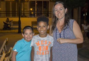 La localidad navarra de Allo disfrutó de una noche de espectáculos dedicados a los más peques de la casa. Dentro del programa 'Noches a la fresca' de verano, los payasos Kollins reunieron a su público en el Paseo de la Fuente e hicieron reír no solo a los niños sino a toda la familia. ¡Click! quiso vivir el encuentro.