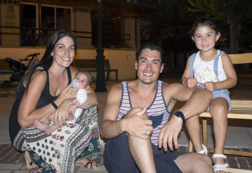 La localidad navarra de Allo disfrutó de una noche de espectáculos dedicados a los más peques de la casa. Dentro del programa 'Noches a la fresca' de verano, los payasos Kollins reunieron a su público en el Paseo de la Fuente e hicieron reír no solo a los niños sino a toda la familia. ¡Click! quiso vivir el encuentro.