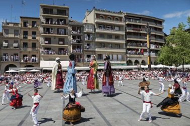 Estella finaliza sus fiestas patronales con el Día de la Abadejada, con los actos tradicionales de este día: la despedida de los gigantes y el XLVIII concurso de ajoarriero. Además, el grupo musical canario Efecto Pasillo protagonizó la 'fiesta joven' de la noche del miércoles.