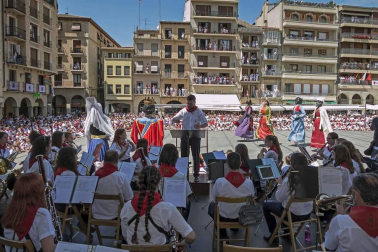Estella finaliza sus fiestas patronales con el Día de la Abadejada, con los actos tradicionales de este día: la despedida de los gigantes y el XLVIII concurso de ajoarriero. Además, el grupo musical canario Efecto Pasillo protagonizó la 'fiesta joven' de la noche del miércoles.
