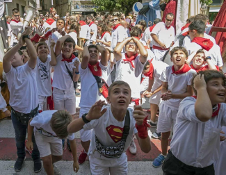 Estella finaliza sus fiestas patronales con el Día de la Abadejada, con los actos tradicionales de este día: la despedida de los gigantes y el XLVIII concurso de ajoarriero. Además, el grupo musical canario Efecto Pasillo protagonizó la 'fiesta joven' de la noche del miércoles.