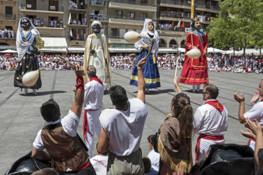 Estella finaliza sus fiestas patronales con el Día de la Abadejada, con los actos tradicionales de este día: la despedida de los gigantes y el XLVIII concurso de ajoarriero. Además, el grupo musical canario Efecto Pasillo protagonizó la 'fiesta joven' de la noche del miércoles.