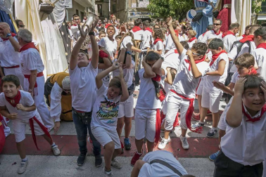 Estella finaliza sus fiestas patronales con el Día de la Abadejada, con los actos tradicionales de este día: la despedida de los gigantes y el XLVIII concurso de ajoarriero. Además, el grupo musical canario Efecto Pasillo protagonizó la 'fiesta joven' de la noche del miércoles.