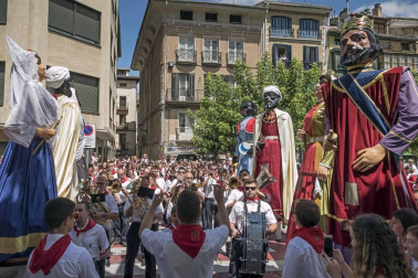 Estella finaliza sus fiestas patronales con el Día de la Abadejada, con los actos tradicionales de este día: la despedida de los gigantes y el XLVIII concurso de ajoarriero. Además, el grupo musical canario Efecto Pasillo protagonizó la 'fiesta joven' de la noche del miércoles.