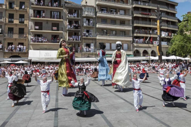 Estella finaliza sus fiestas patronales con el Día de la Abadejada, con los actos tradicionales de este día: la despedida de los gigantes y el XLVIII concurso de ajoarriero. Además, el grupo musical canario Efecto Pasillo protagonizó la 'fiesta joven' de la noche del miércoles.
