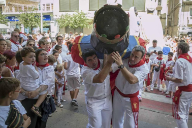 Estella finaliza sus fiestas patronales con el Día de la Abadejada, con los actos tradicionales de este día: la despedida de los gigantes y el XLVIII concurso de ajoarriero. Además, el grupo musical canario Efecto Pasillo protagonizó la 'fiesta joven' de la noche del miércoles.