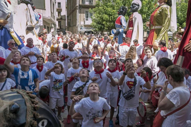 Estella finaliza sus fiestas patronales con el Día de la Abadejada, con los actos tradicionales de este día: la despedida de los gigantes y el XLVIII concurso de ajoarriero. Además, el grupo musical canario Efecto Pasillo protagonizó la 'fiesta joven' de la noche del miércoles.