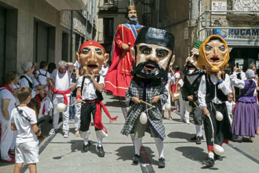 Estella finaliza sus fiestas patronales con el Día de la Abadejada, con los actos tradicionales de este día: la despedida de los gigantes y el XLVIII concurso de ajoarriero. Además, el grupo musical canario Efecto Pasillo protagonizó la 'fiesta joven' de la noche del miércoles.