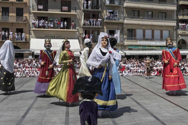 Estella finaliza sus fiestas patronales con el Día de la Abadejada, con los actos tradicionales de este día: la despedida de los gigantes y el XLVIII concurso de ajoarriero. Además, el grupo musical canario Efecto Pasillo protagonizó la 'fiesta joven' de la noche del miércoles.