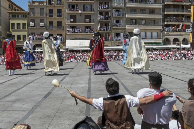 Estella finaliza sus fiestas patronales con el Día de la Abadejada, con los actos tradicionales de este día: la despedida de los gigantes y el XLVIII concurso de ajoarriero. Además, el grupo musical canario Efecto Pasillo protagonizó la 'fiesta joven' de la noche del miércoles.