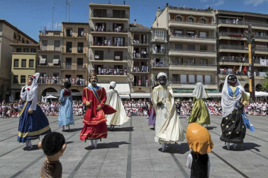 Estella finaliza sus fiestas patronales con el Día de la Abadejada, con los actos tradicionales de este día: la despedida de los gigantes y el XLVIII concurso de ajoarriero. Además, el grupo musical canario Efecto Pasillo protagonizó la 'fiesta joven' de la noche del miércoles.