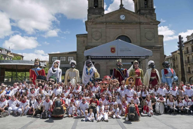 Estella finaliza sus fiestas patronales con el Día de la Abadejada, con los actos tradicionales de este día: la despedida de los gigantes y el XLVIII concurso de ajoarriero. Además, el grupo musical canario Efecto Pasillo protagonizó la 'fiesta joven' de la noche del miércoles.